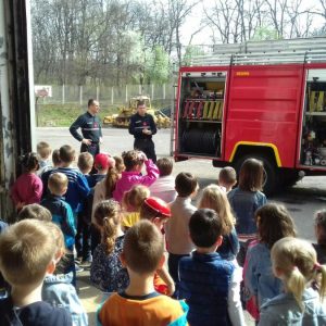 Patuljci u poseti vatrogascima-10