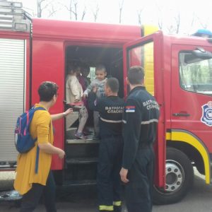 Patuljci u poseti vatrogascima-12