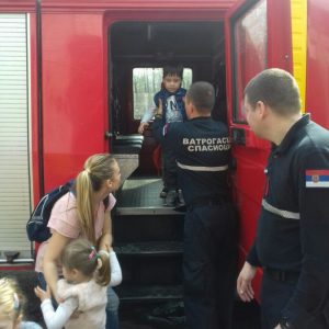 Patuljci u poseti vatrogascima-13