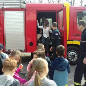 Patuljci u poseti vatrogascima-3