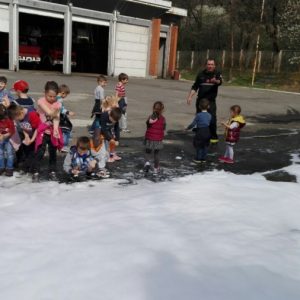 Patuljci u poseti vatrogascima-4